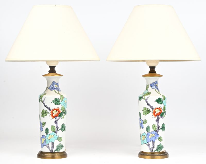 Een set van twee porseleinen lampvoetjes met een Aziatisch bloemendecor. Midden vorige eeuw.