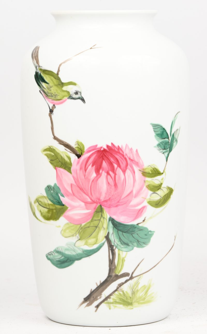 Een porseleinen vaas van Kaiser met een decor van bloemen aan een tak en een vogel.