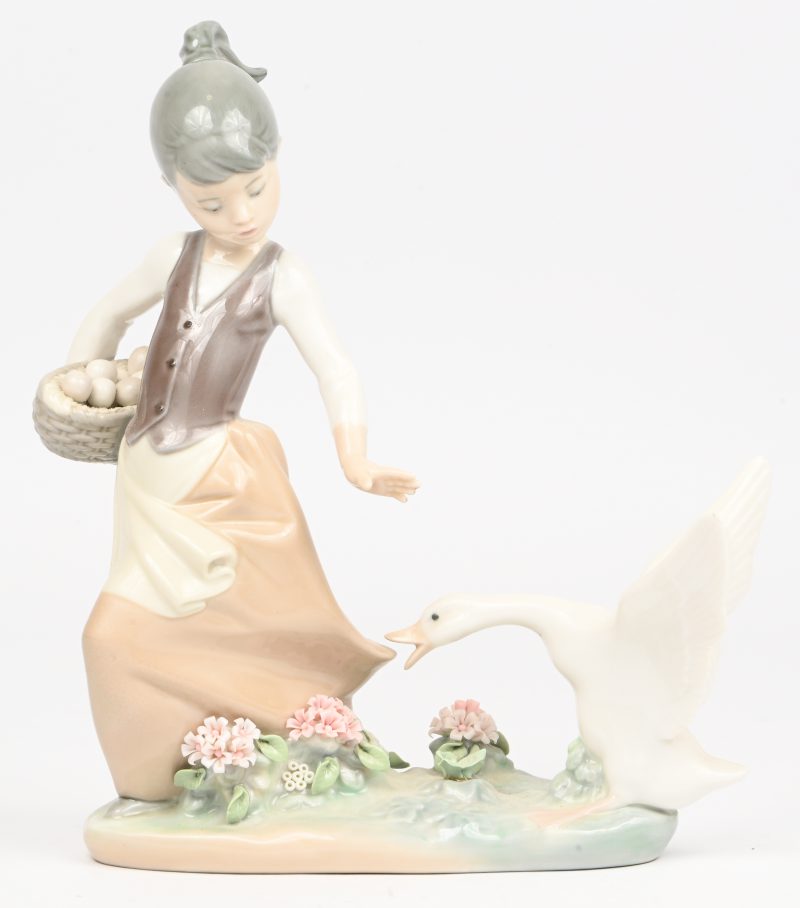 ‘Meisje met gans’, een Lladro beeldje.