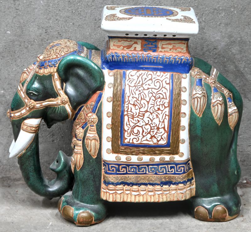 Een meerkleurig aardewerken beeld van een olifant.