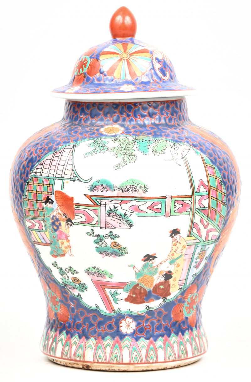 Een Chinees porseleinen dekselvaas met meerkleurig figuratief decor rondom. Onderaan gemerkt.