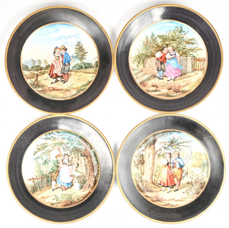 Een lot van 4 porseleinen borden met romantische scenes. Gemonogrammeerd vooraan. Gesigneerd achteraan. Allen gedateerd Lierre 1884.