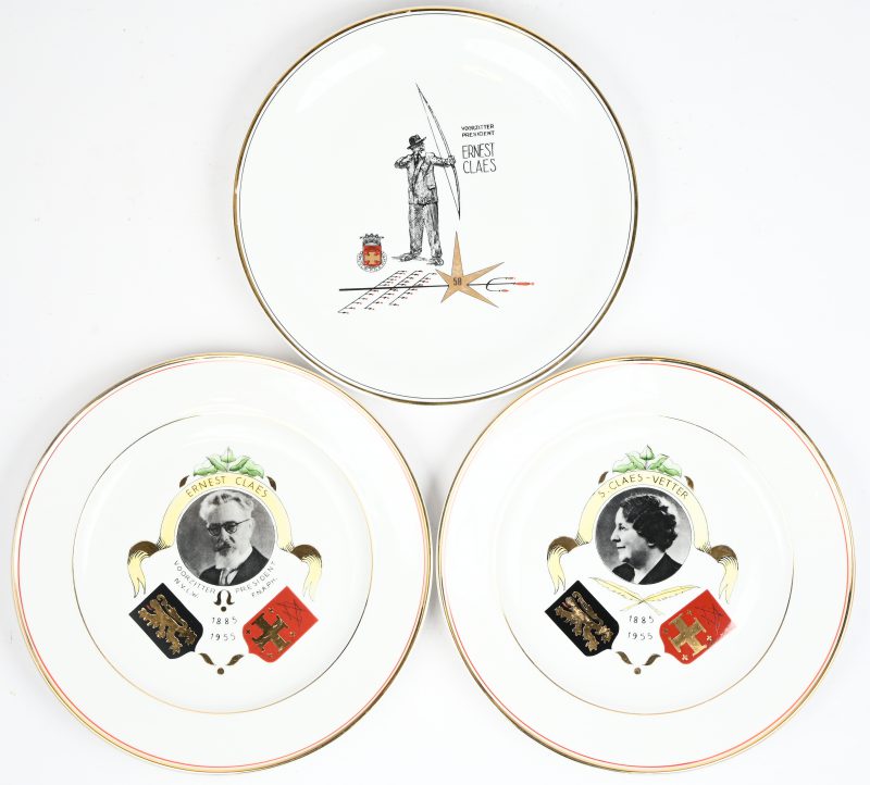Een lot van drie porseleinen borden met betrekking tot Ernest Claes. Waarvan één van Expo ‘58. Porcelaine de Baudour & Dupont-Fourdrigniers.