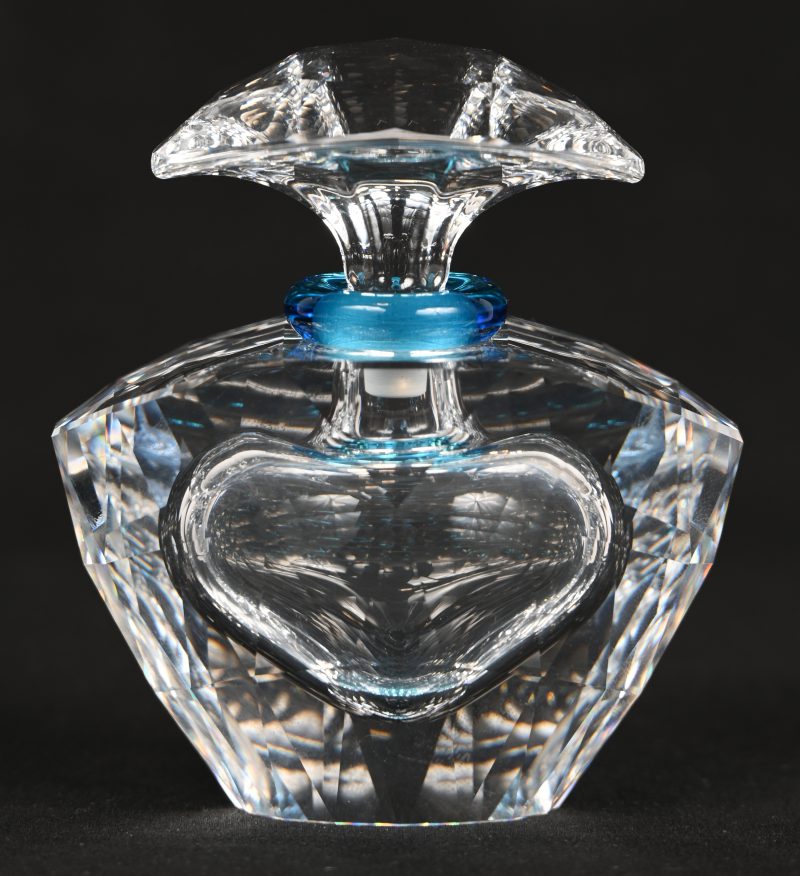 Een gegoten kristallen parfum flacon met blauwe rand, in originele etui.