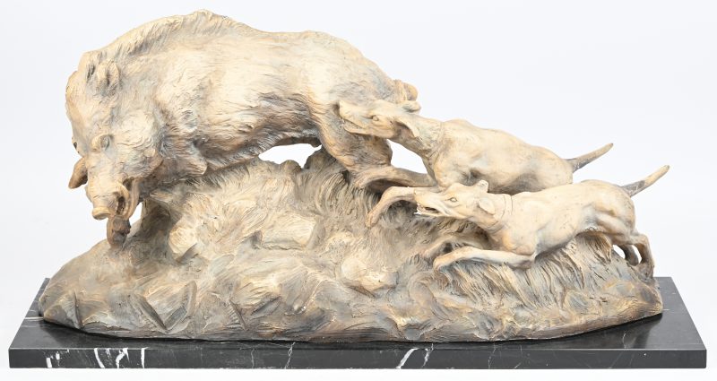 “Jachttafereel met honden en everzwijn.” Sculptuur van Terracotta. Draagt vermoedelijk monogram. Op marmeren sokkel. In de geest van Antonio Amorgasti. Twee staarten van de honden hersteld.