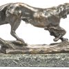 “Jachthond”. Bronzen beeldje op marmeren sokkel. Gesigneerd.