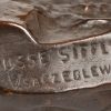 “Mousse siffleur”. Een bruingepatineerd bronzen beeld. Onderaan gesigneerd.