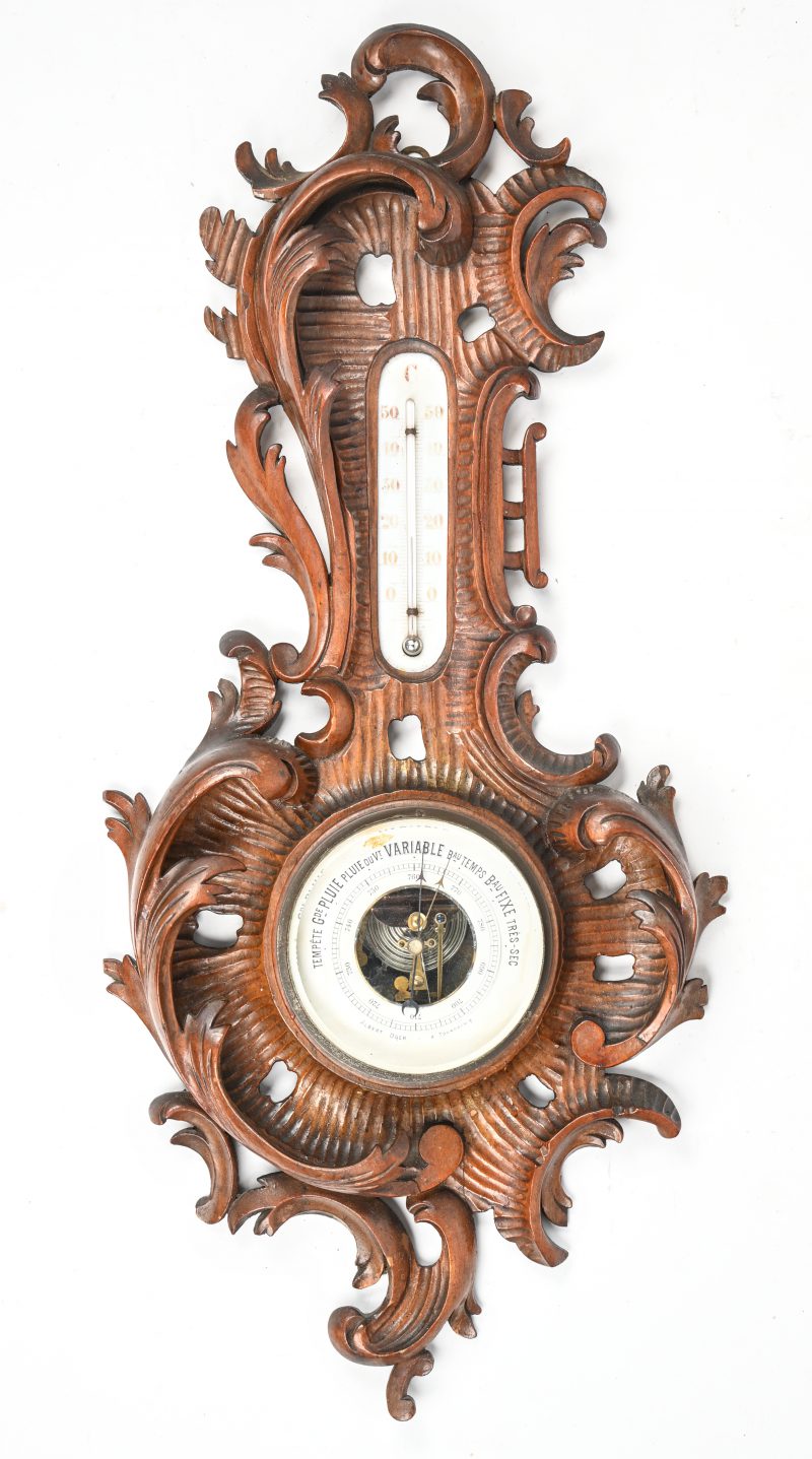 Een notenhout gesculpteerde barometer, gemerkt “Albert Oger”.