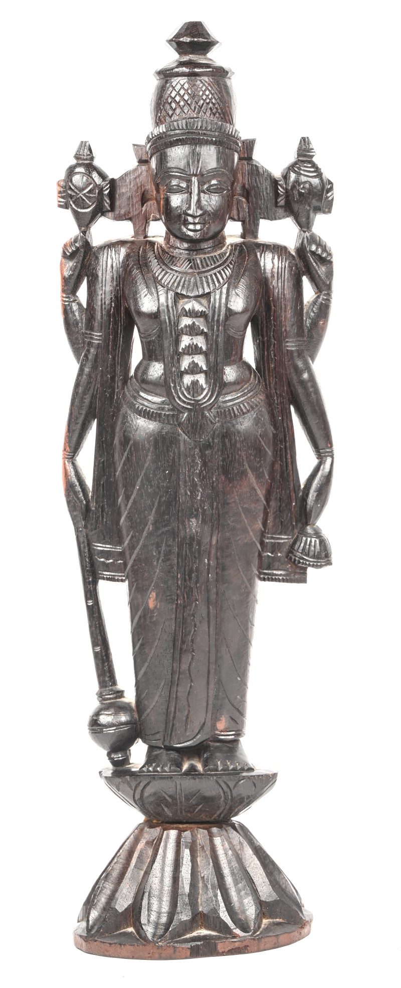 Een Aziatisch houten gesculpteerd beeldje van een vierarmige godheid.