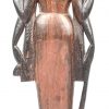 Een Aziatisch houten gesculpteerd beeldje van een vierarmige godheid.