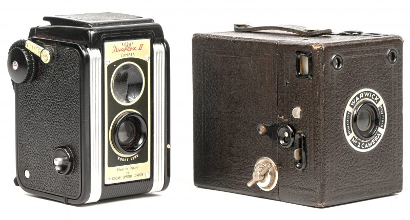 Een lot van twee vintage fototoestellen, een Kodak Duaflex II en een Warwick no2 camera.
