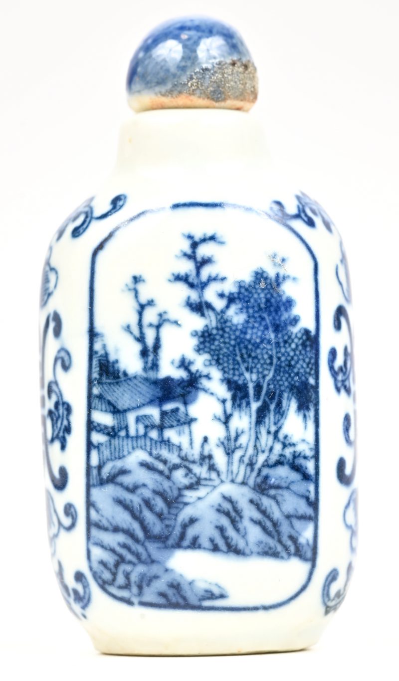 Een blauw-wit Chinees porseleinen snuff bottle met landschap in het decor. Ming dynastie, onderaan gemerkt.