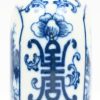 Een blauw-wit Chinees porseleinen snuff bottle met landschap in het decor. Ming dynastie, onderaan gemerkt.