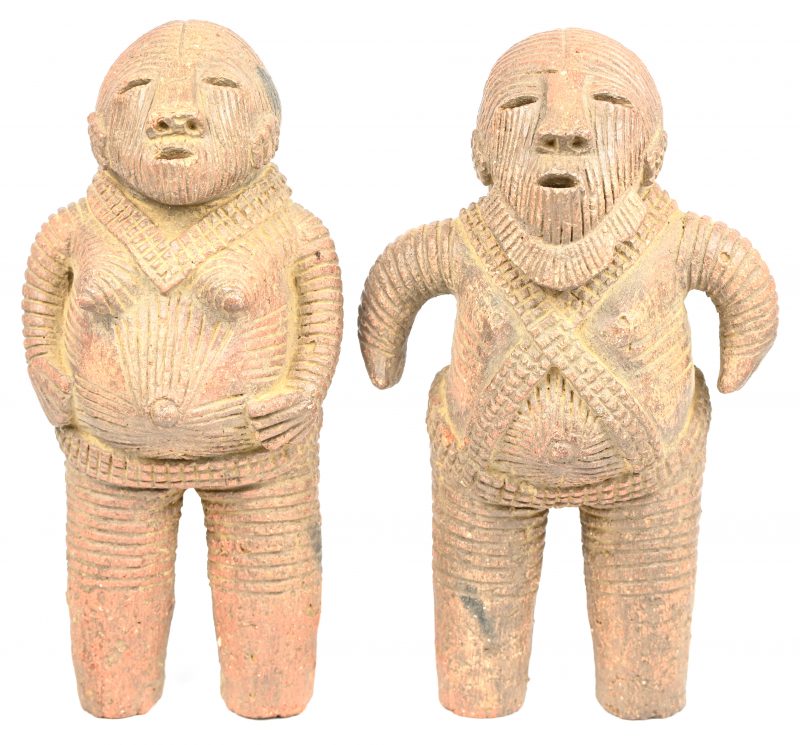 Een paar uit terracotta gesculpteerde vruchtbaarheidsbeeldjes uit Tiv - Nigeria. Oude collectie.