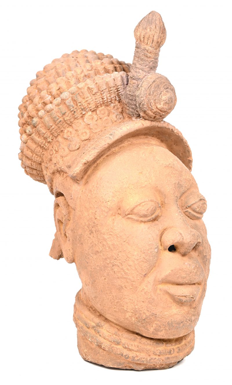 Een uit terracotta gesculpteerde buste van een Oni of Ife, Yoruba.