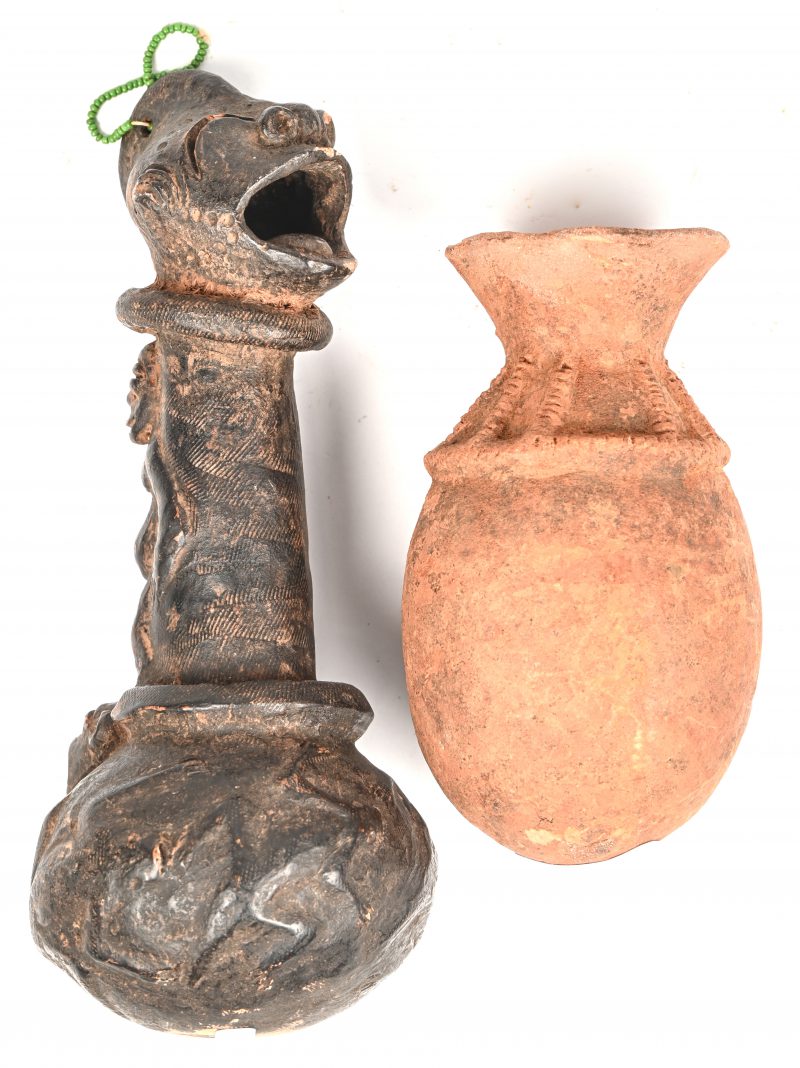 Een lot van een Afrikaans terracotta vaasje en een ritueel flesje, Mumbila.