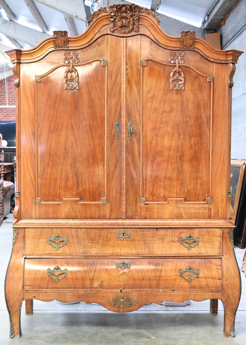 Een houten Hollands cabinet.