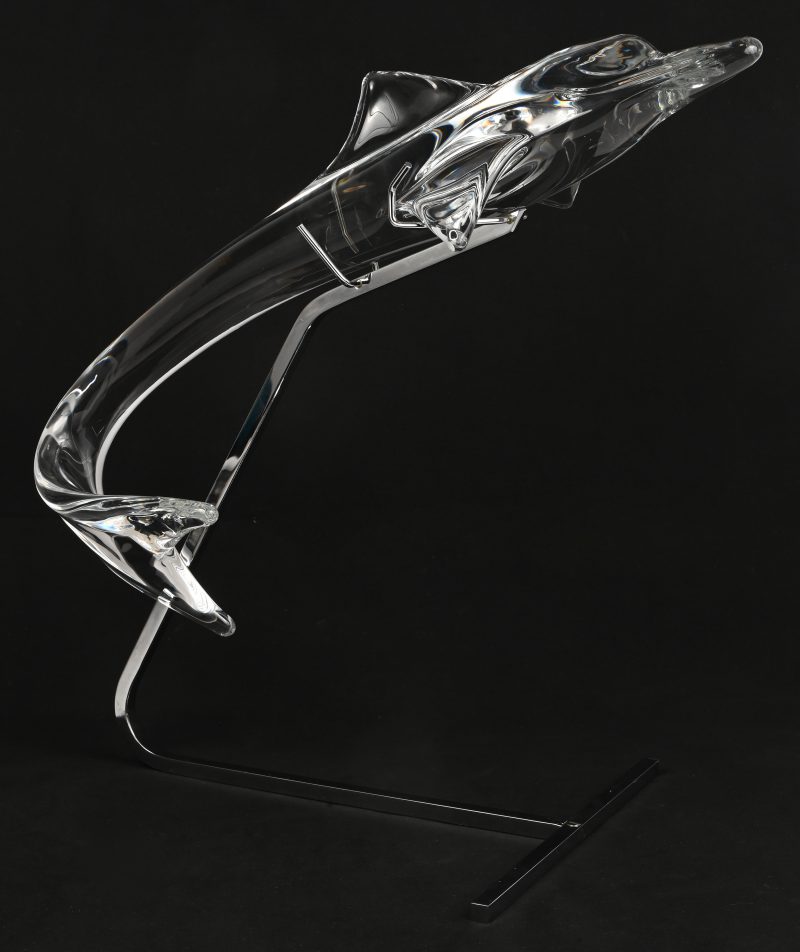 Een vintage kristallen sculptuur van een dolfijn op gechromeerde staander, gemerkt.