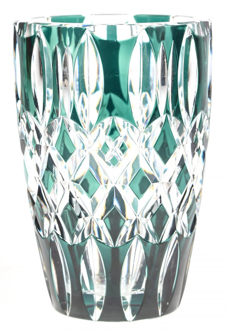 Een kristallen vaas, kleurloos en groen in de massa, onderaan gemerkt Val Saint Lambert en ‘M’.