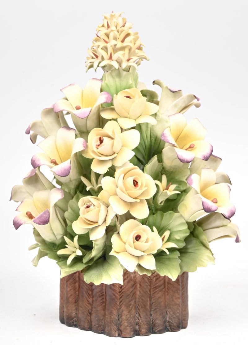 ‘Bloemenweelde’, een polychroom biscuit bloemstuk gemerkt Capo Di Monte.