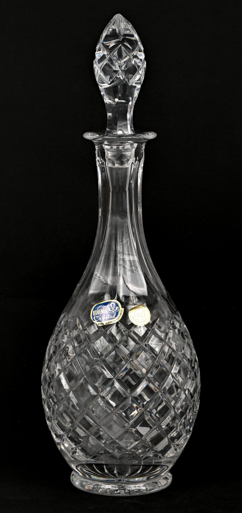 Een Boheems kristallen karaf, gemerkt met sticker ‘Bohemia Crystal’.