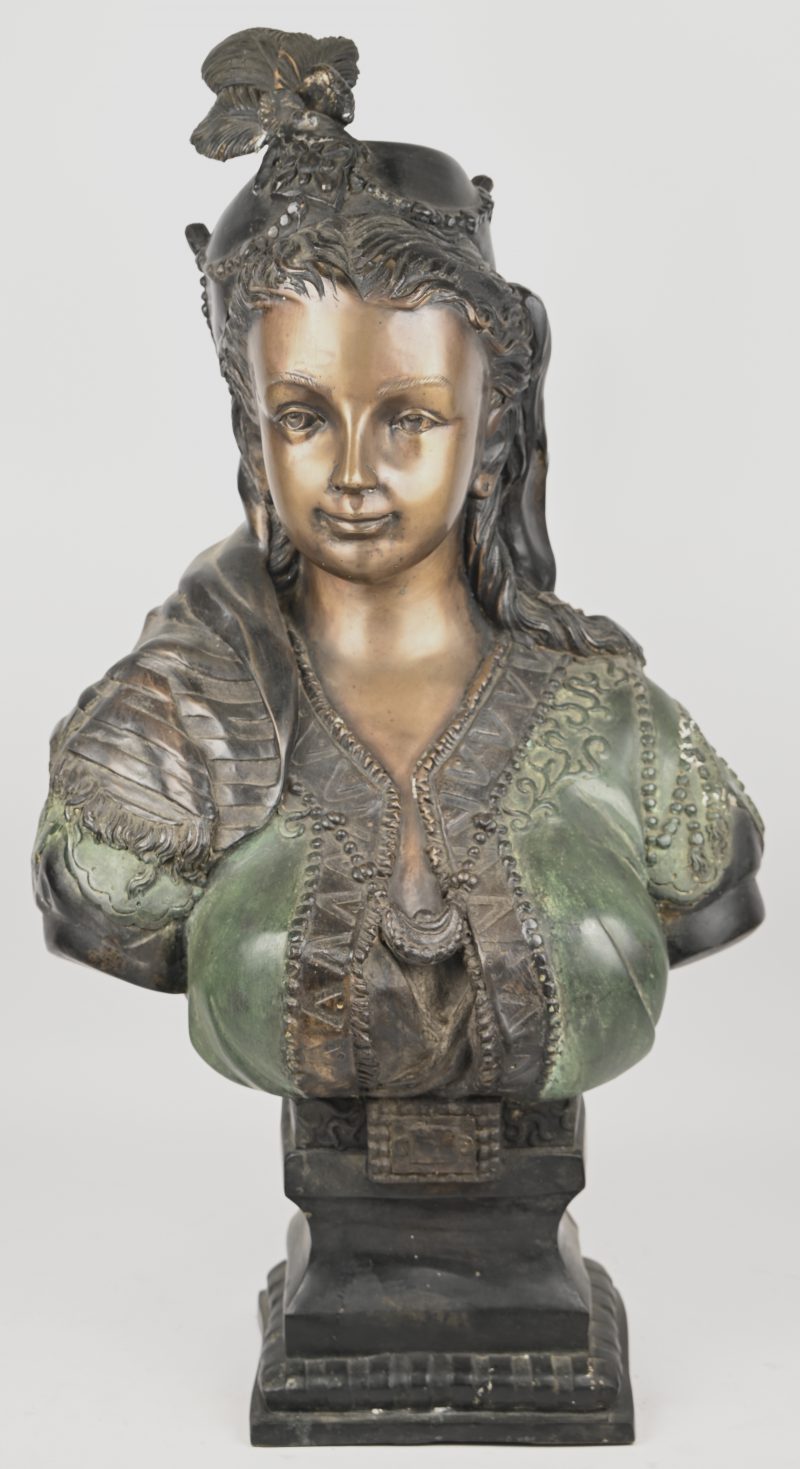 Een buste van een jonge vrouw met pluimhoed naar barok voorbeeld. Polychroom brons.
