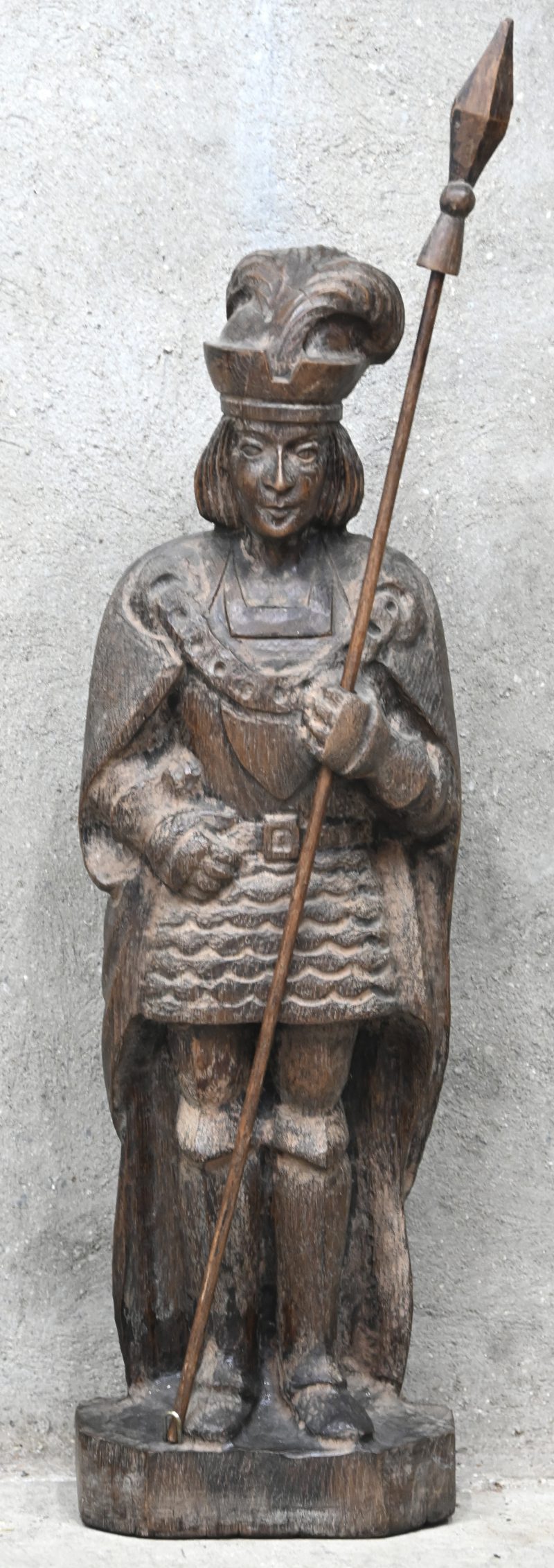 Een houten beeld van een middeleeuwse soldaat met lans.