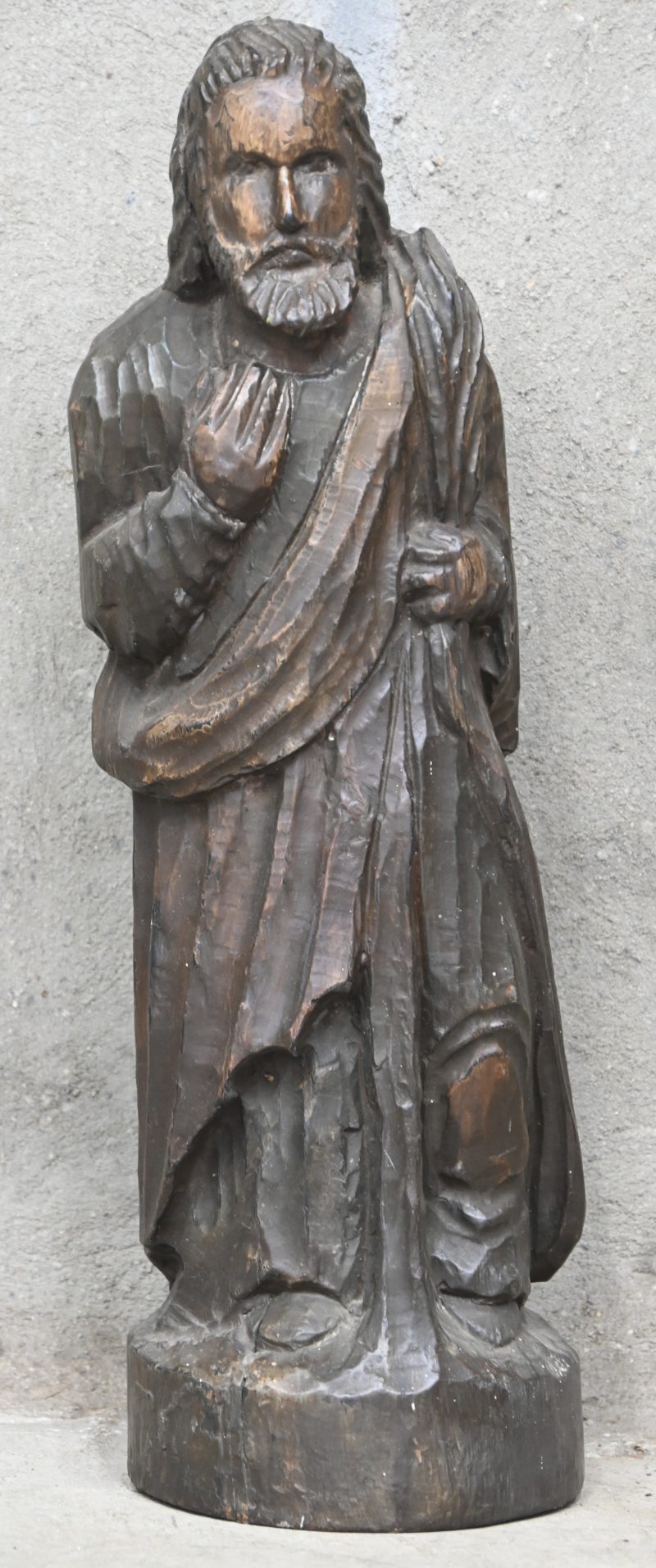 Een houten beeld van een Heilige met een zegepalm. Naar gotisch voorbeeld.