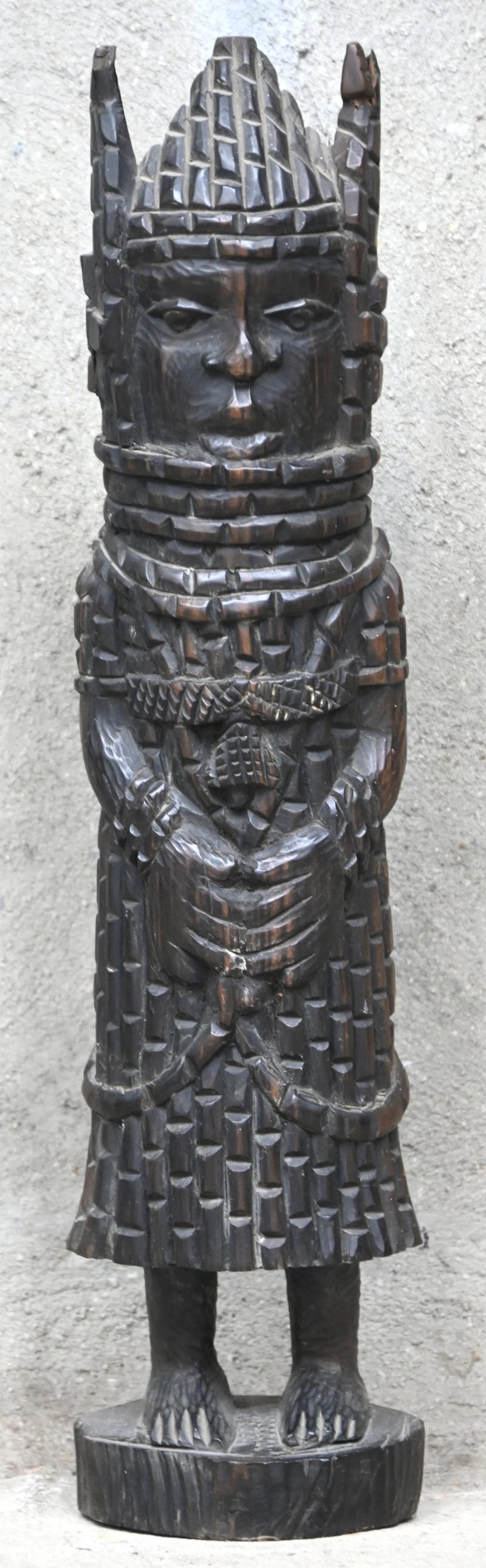 Een houten beeld naar de voorbeelden van de Obabeelden uit Benin.