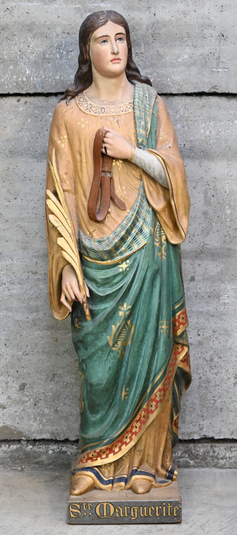 “Ste Marguerite”. Een polychroom houten beeld in gotische stijl.