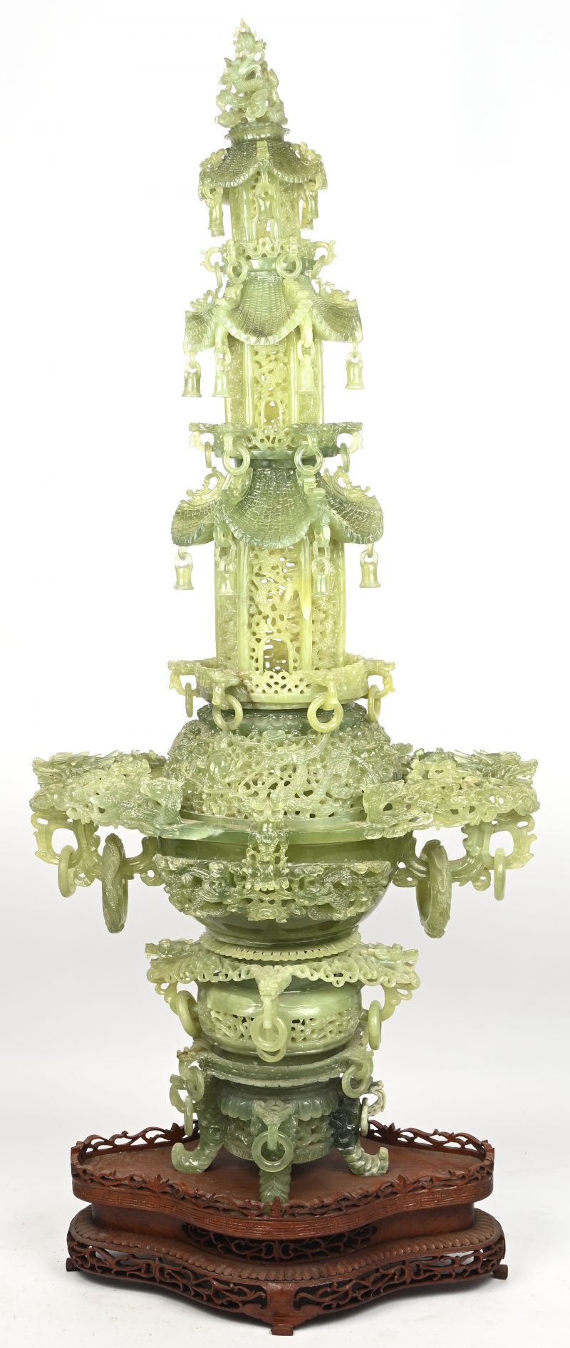 Pagode van gebeeldhouwd jadeïet bestaande uit acht afzonderlijke delen en op een houten sokkel.
