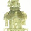 Pagode van gebeeldhouwd jadeïet bestaande uit acht afzonderlijke delen en op een houten sokkel.