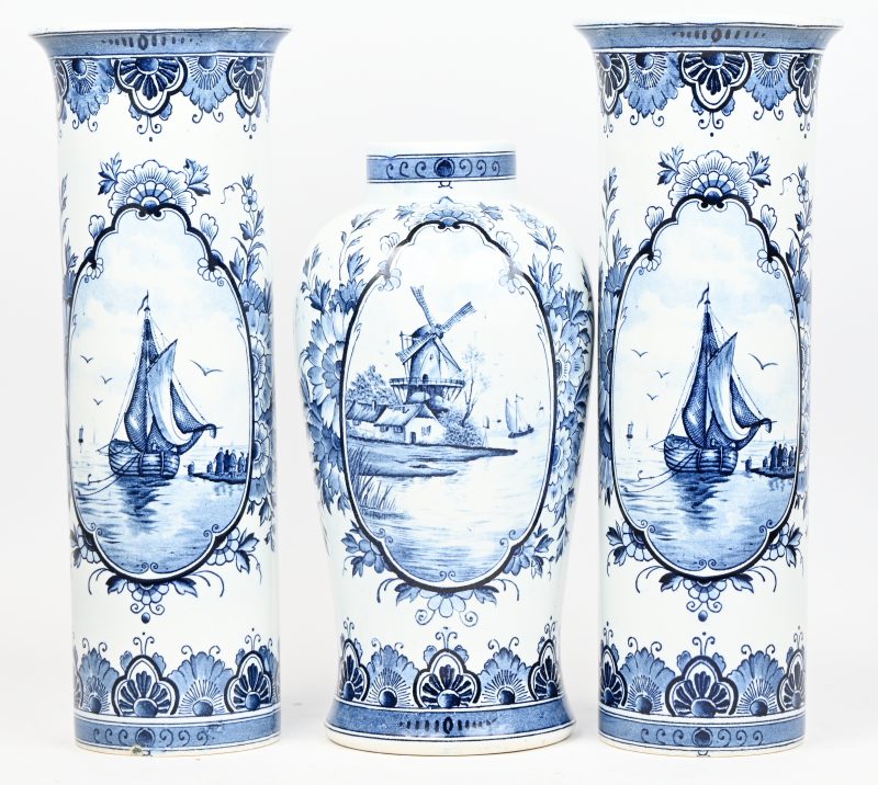 Een paar blauw-wit porseleinen penseelvazen met visserstafereel en floraal patroon in het decor. Bijgevoegd vaasje. Onderaan gemerkt.