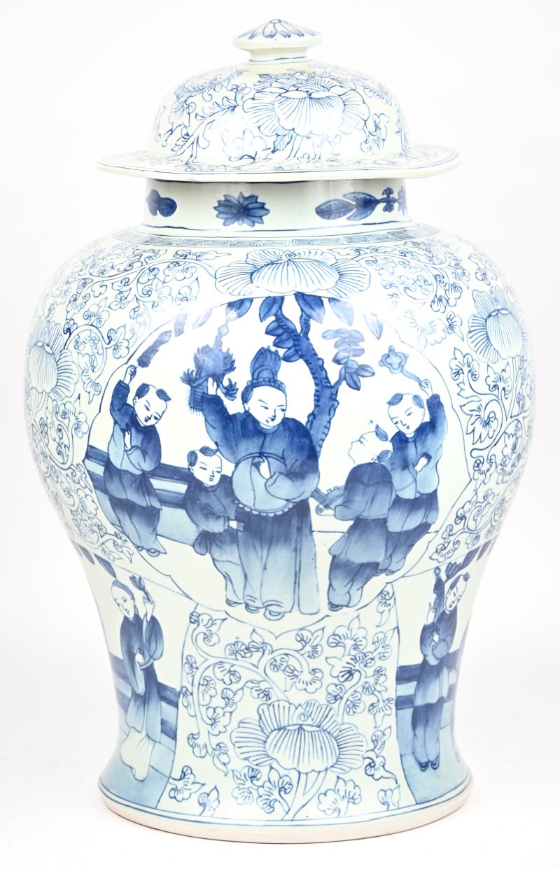 Een blauw-wit Chinees porseleinen dekselvaas met diverse figuren en floraal decor.