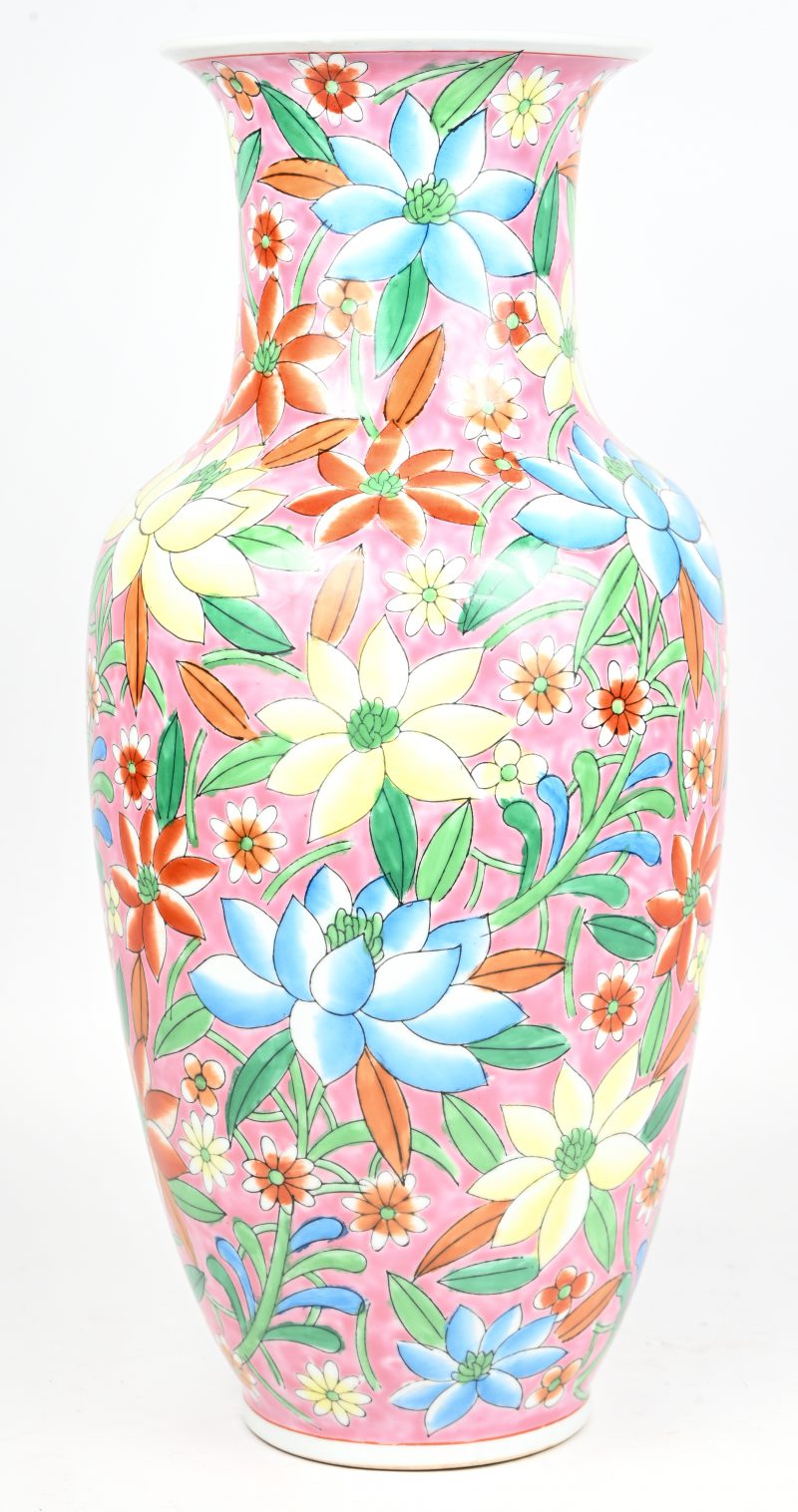 Een modern Chinees porseleinen vaas met floraal decor. Onderaan gemerkt.