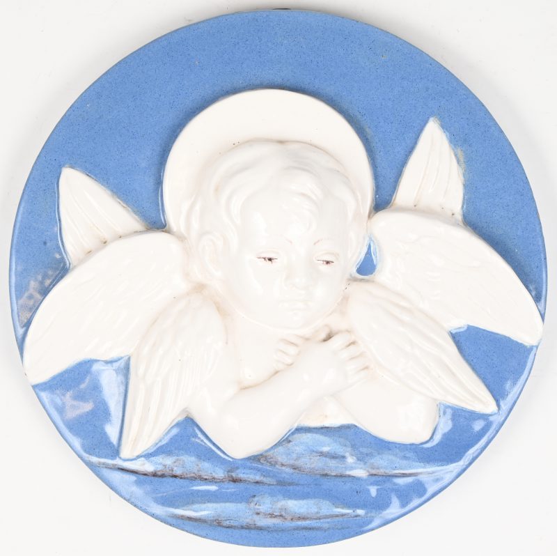 Relief in aardewerk met afbeelding van een engeltje. Gemerkt achteraan met een haan.