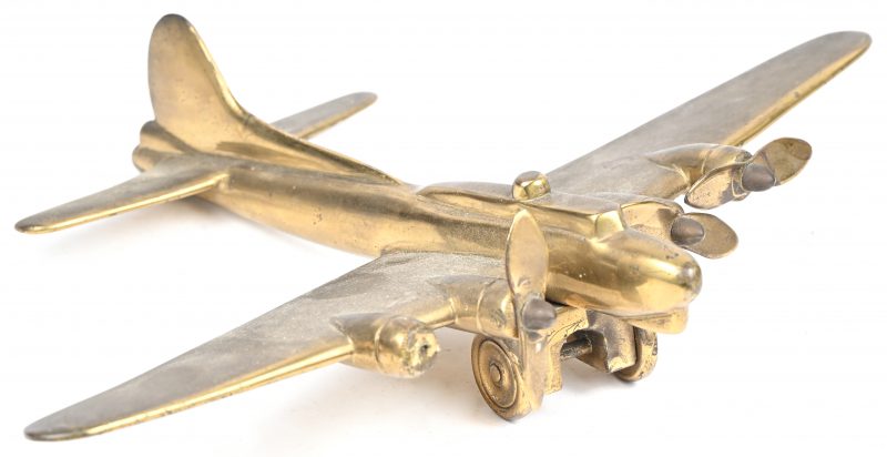 Een zwaar messingen beeld van een mid-20ste eeuws vliegtuig met 4 motoren.