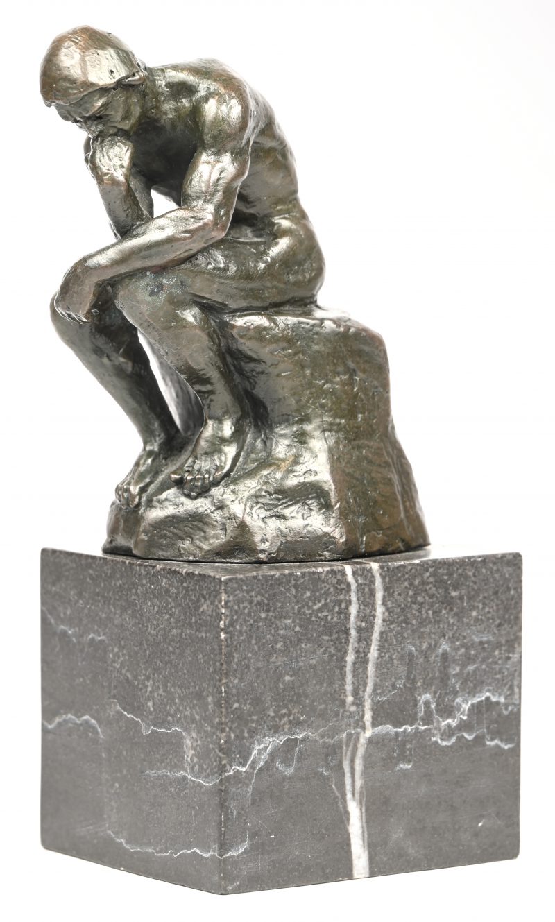 ‘De denker’, een bronzen beeldje op marmeren sokkel, naar Rodin.