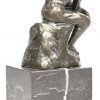 ‘De denker’, een bronzen beeldje op marmeren sokkel, naar Rodin.