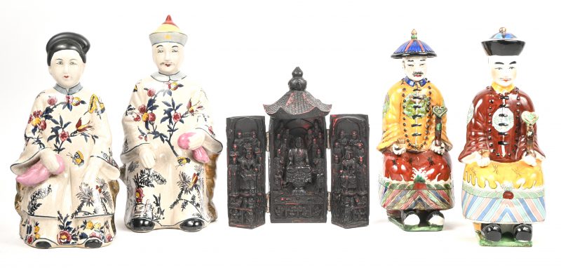Een lot van vijf Chinese items bestaande uit twee porseleinen koppeltjes, en een opvouwbaar reisaltaar in hars.