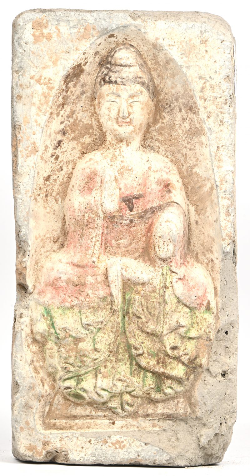 Een terracotta baksteen met Buddha, volgens het certificaat Wei dynasty.