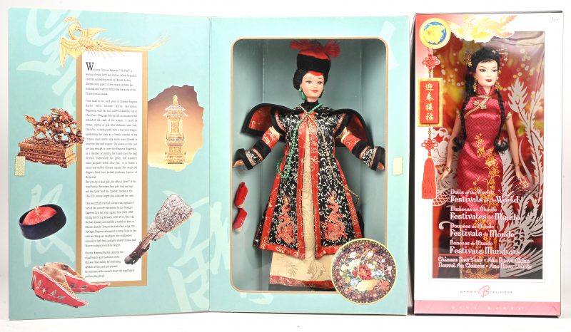Een set van twee Barbiepoppen, Chinese Empress Barbie en Chinese Newyear Barbie.