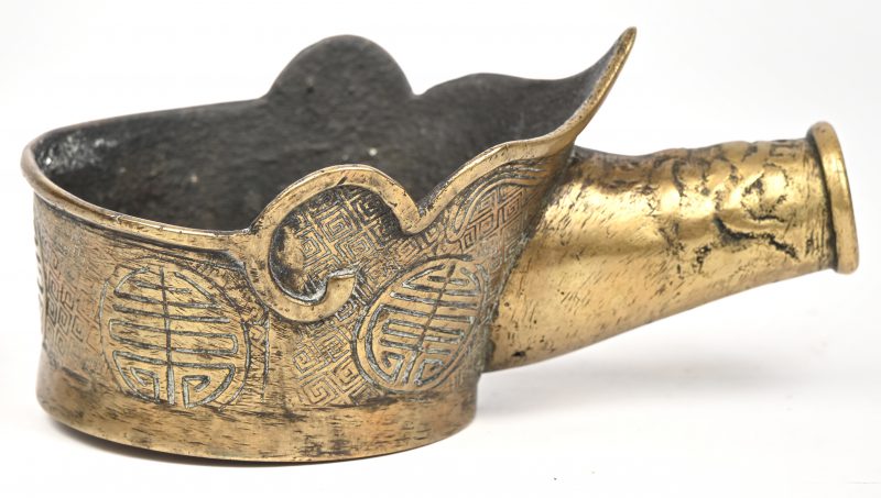 Een Chinese bronzen strijkpan. XVIIIe eeuw.