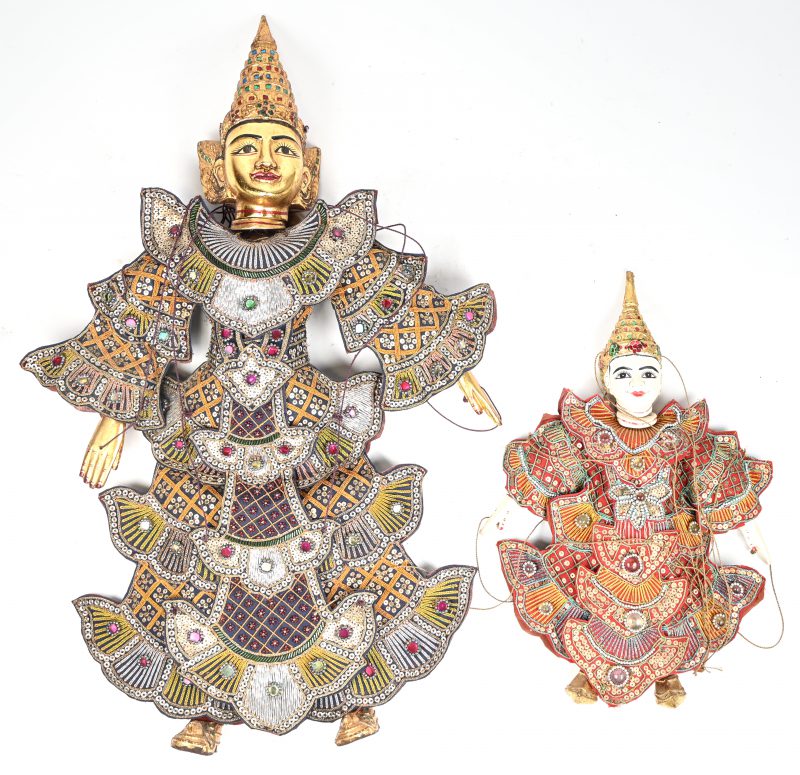 Een set van twee Thaïse marionetten.