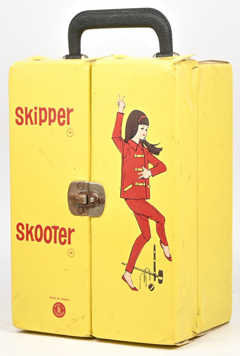 Een vintage lot van Mattel, bestaande uit een draagbaar kleerkastje met opschrift ‘Skipper’ en ‘Scooter’, een Skipper pop en een lot kledij voor Skipper. Toegevoegd een vintafe popje (niet Mattel).