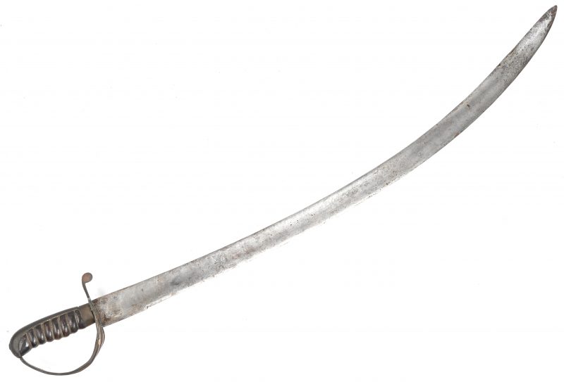 Een oude gebogen sabel met koperen handvat.