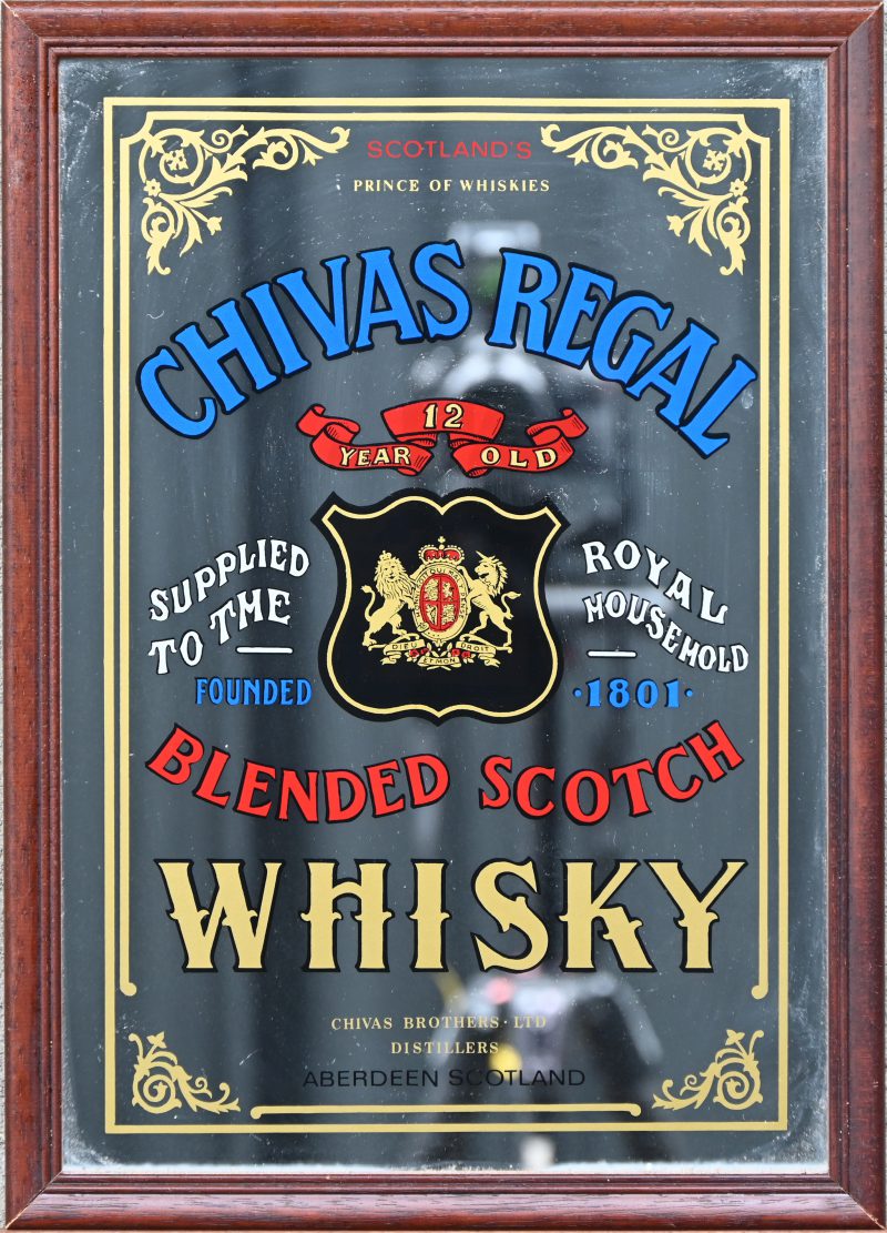 Een reclamespiegel van Chivas Regal Whisky.