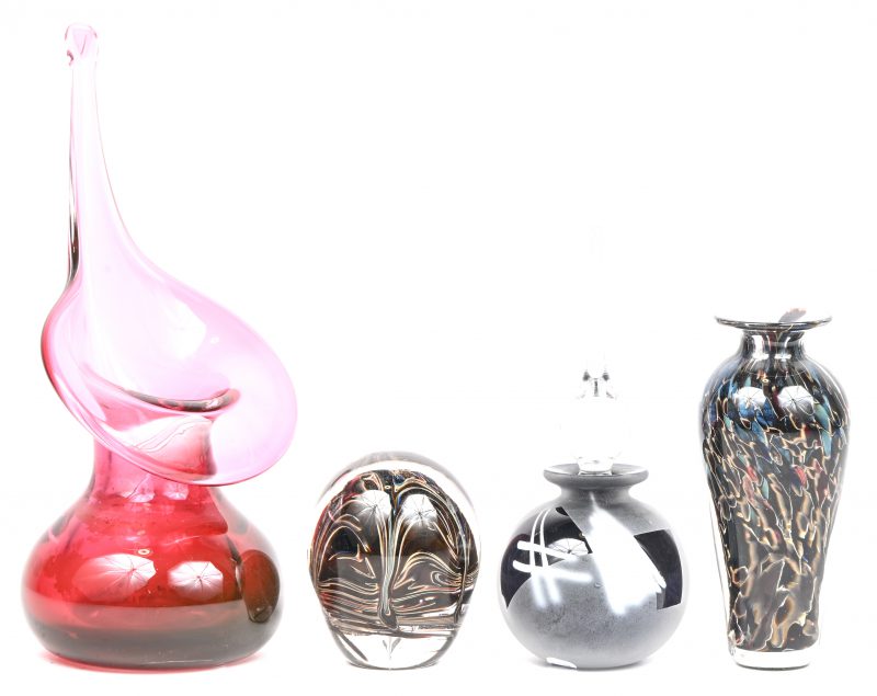 Een gevarieerd lot van vier stuks kunstglas door Adrian Sankey.