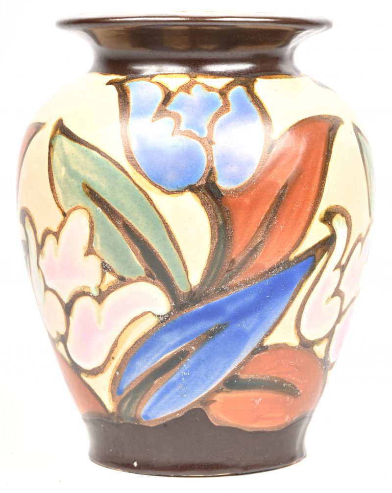 Een polychroom art-deco vaas, gemerkt Bergen en genummerd 814/2.