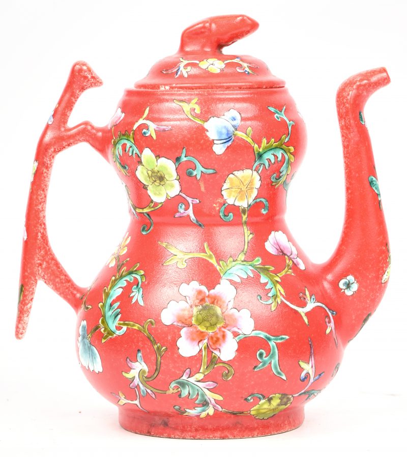 Een rode, met bloemen gedecoreerde Chinees porseleinen theepot. Onderaan gemerkt.